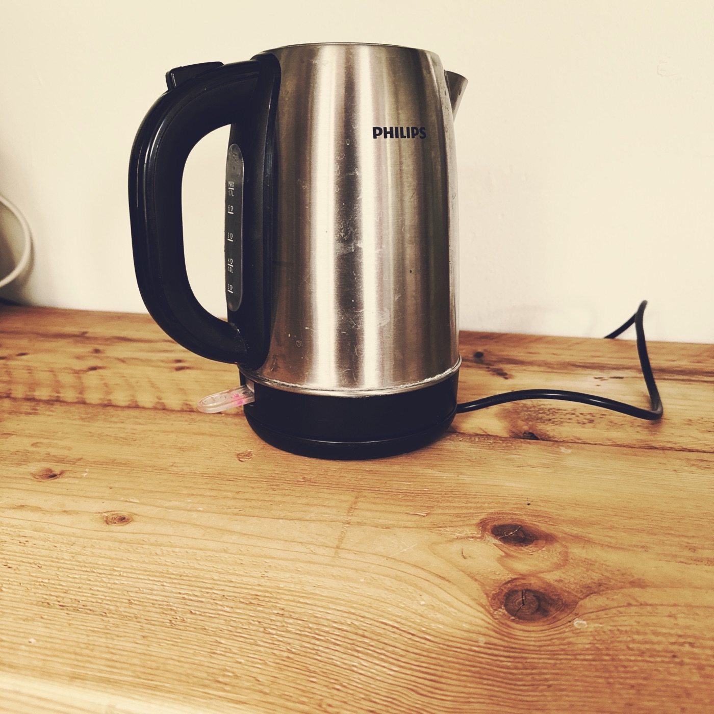 Philips Edelstahl-Wasserkocher (1,7 l) auf einem Holztisch